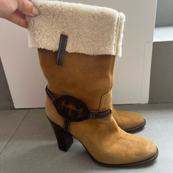 🗽 Gucci Logo Shearling Boots - Picture 2 of 7